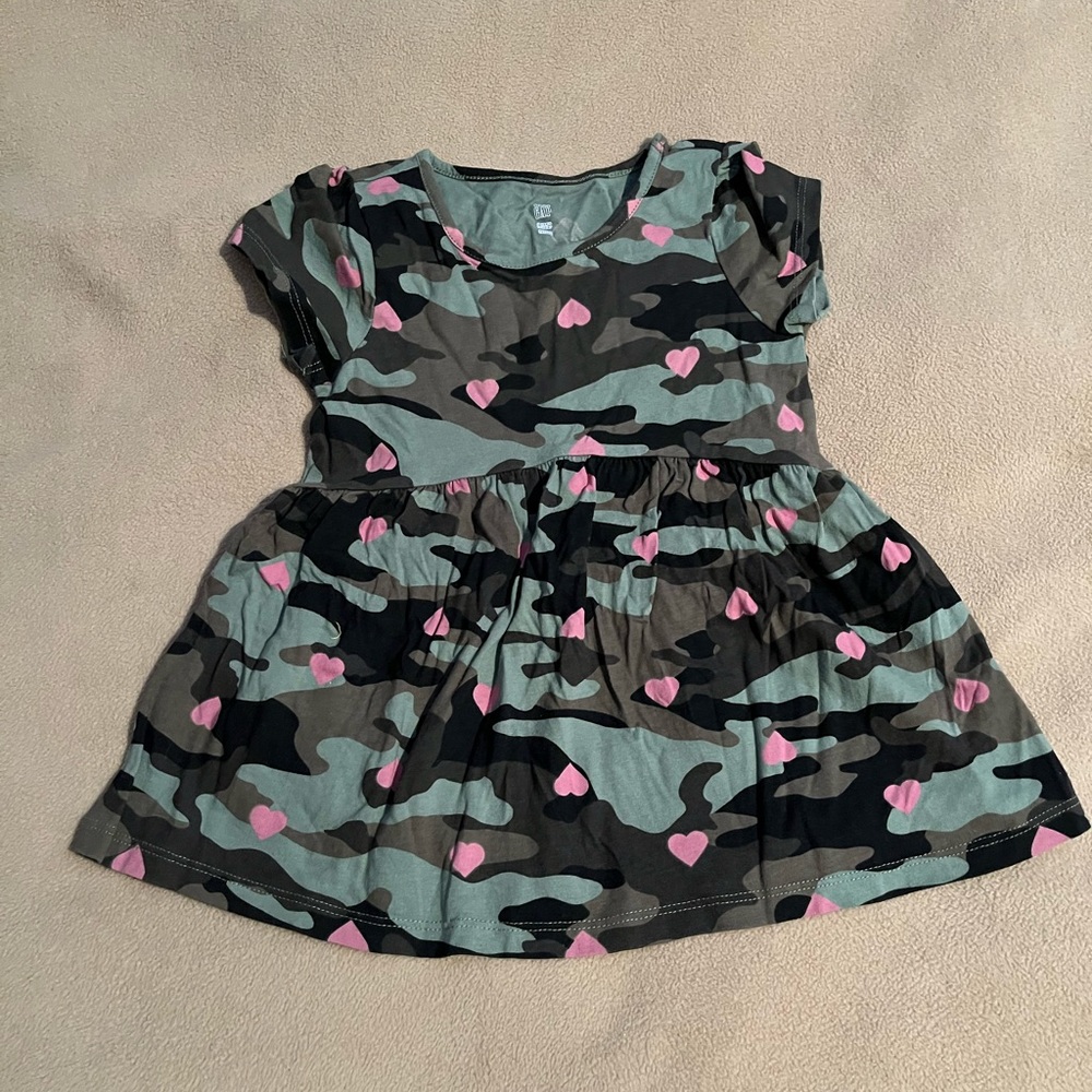 Baby Gap girls short sleeve top. Size 3 toddler.
